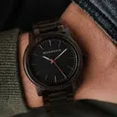 Aus ostafrikanischem Sandelholz in liebevoller Handarbeit hergestellt besticht die Cypher Sandal durch ihr minimalistisches Design. Unter saphirbeschichtetem Glas befindet sich ein modernes, schwarzes Ziffernblatt, das von einem Gehäuse aus Naturholz mit