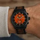 Il modello Phoenix è realizzato in legno di Sandalo Nero, con un quadrante arancione.