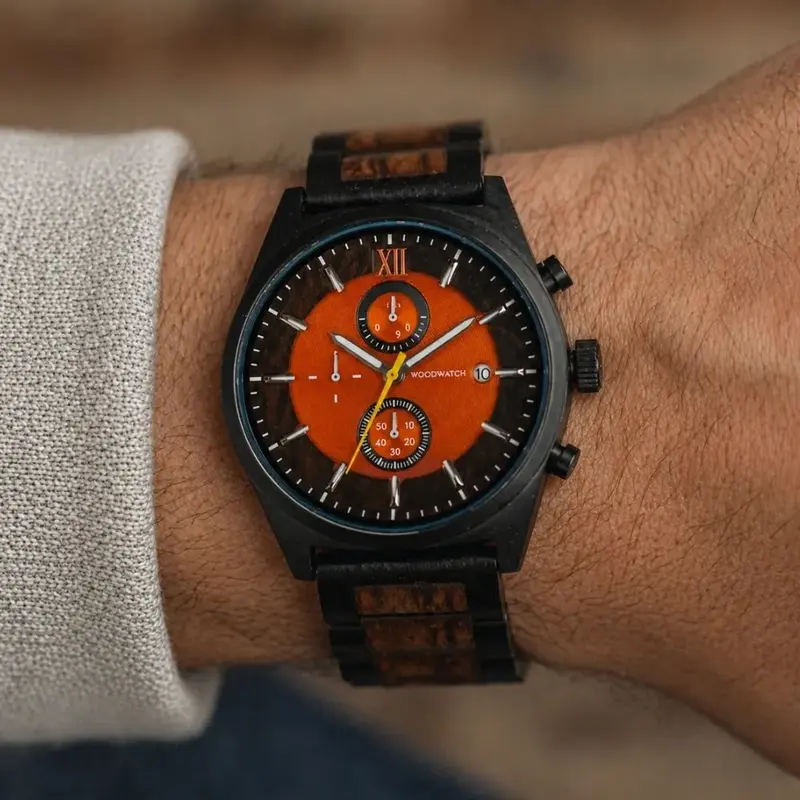 Il modello Phoenix è realizzato in legno di Sandalo Nero, con un quadrante arancione.