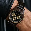 De Chrono Black Forest is gemaakt van loodhout en heeft een dubbel gelaagde diepzwarte wijzerplaat met gouden details.
