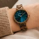 La Collection AURORA est inspirée par l'air et les paysages de la nature Scandinave. Cette montre légère est faite de Bois d'kosso naturel.<br />
Le bracelet est disponible en cuir ou en bois.