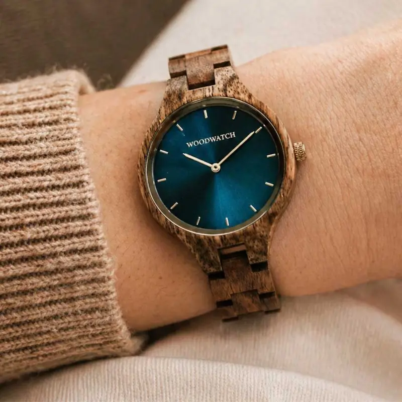 La Collection AURORA est inspirée par l'air et les paysages de la nature Scandinave. Cette montre légère est faite de Bois d'kosso naturel.<br />
Le bracelet est disponible en cuir ou en bois.