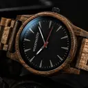 Aus Akazienholz in liebevoller Handarbeit hergestellt besticht die Aero Acacia durch ihr minimalistisches Design. Unter saphirbeschichtetem Glas befindet sich ein modernes, schwarzes Ziffernblatt, das von einem Gehäuse aus Naturholz mit 45 mm Durchmesser