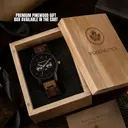 De CLASSIC Collectie vernieuwt de esthetiek van een WoodWatch op een stijlvolle manier. De dunne behuizing heeft een klassieke uitstraling en kenmerkt zich met een maankalender uurwerk en twee extra subdials met week- en maandaanduiding. De CLASSIC Dark F