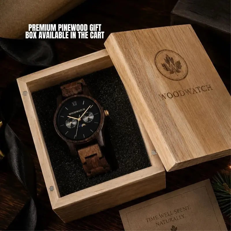 De CLASSIC Collectie vernieuwt de esthetiek van een WoodWatch op een stijlvolle manier. De dunne behuizing heeft een klassieke uitstraling en kenmerkt zich met een maankalender uurwerk en twee extra subdials met week- en maandaanduiding. De CLASSIC Dark F