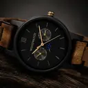 De CLASSIC Collectie vernieuwt de esthetiek van een WoodWatch op een stijlvolle manier. De dunne behuizing heeft een klassieke uitstraling en kenmerkt zich met een maankalender uurwerk en twee extra subdials met week- en maandaanduiding. De CLASSIC Dark F