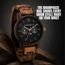 De CLASSIC Collectie vernieuwt de esthetiek van een WoodWatch op een stijlvolle manier. De dunne behuizing heeft een klassieke uitstraling en kenmerkt zich met een maankalender uurwerk en twee extra subdials met week- en maandaanduiding. De CLASSIC Dark F