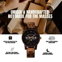 De CLASSIC Collectie vernieuwt de esthetiek van een WoodWatch op een stijlvolle manier. De dunne behuizing heeft een klassieke uitstraling en kenmerkt zich met een maankalender uurwerk en twee extra subdials met week- en maandaanduiding. De CLASSIC Dark F