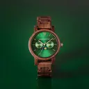De CLASSIC Collectie vernieuwt de esthetiek van een WoodWatch op een stijlvolle manier. De dunne behuizing heeft een klassieke uitstraling en kenmerkt zich met een maankalender uurwerk en twee extra subdials met week- en maandaanduiding. De CLASSIC Hunter