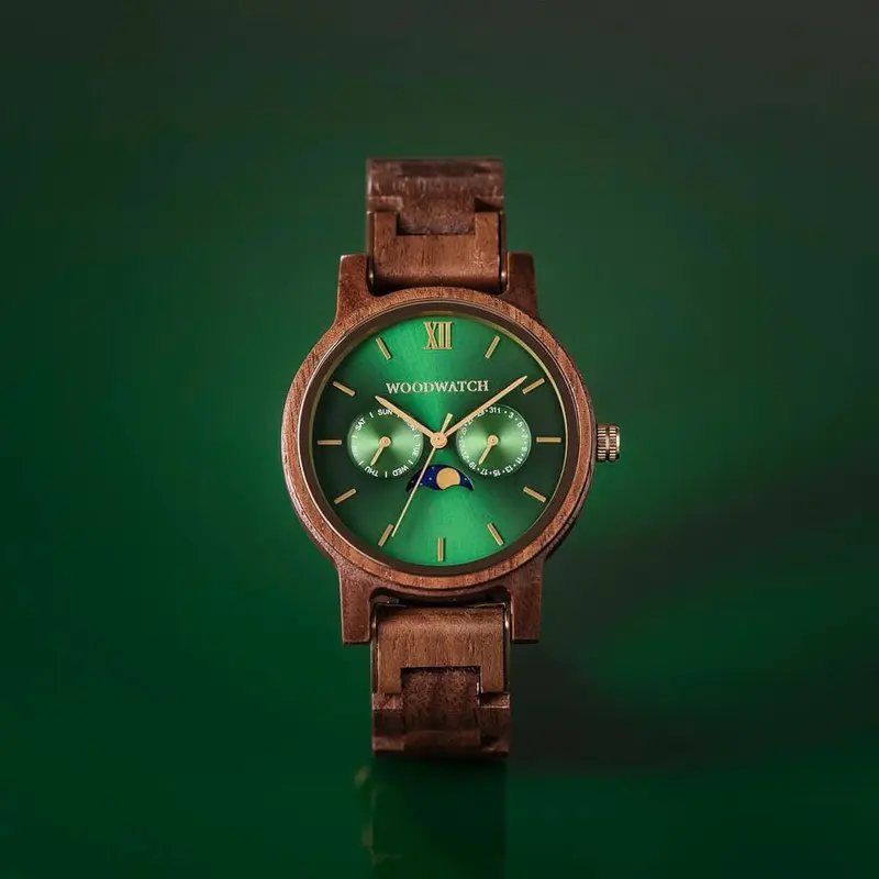 De CLASSIC Collectie vernieuwt de esthetiek van een WoodWatch op een stijlvolle manier. De dunne behuizing heeft een klassieke uitstraling en kenmerkt zich met een maankalender uurwerk en twee extra subdials met week- en maandaanduiding. De CLASSIC Hunter