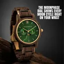 De CLASSIC Collectie vernieuwt de esthetiek van een WoodWatch op een stijlvolle manier. De dunne behuizing heeft een klassieke uitstraling en kenmerkt zich met een maankalender uurwerk en twee extra subdials met week- en maandaanduiding. De CLASSIC Hunter