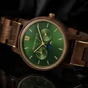 De CLASSIC Collectie vernieuwt de esthetiek van een WoodWatch op een stijlvolle manier. De dunne behuizing heeft een klassieke uitstraling en kenmerkt zich met een maankalender uurwerk en twee extra subdials met week- en maandaanduiding. De CLASSIC Hunter