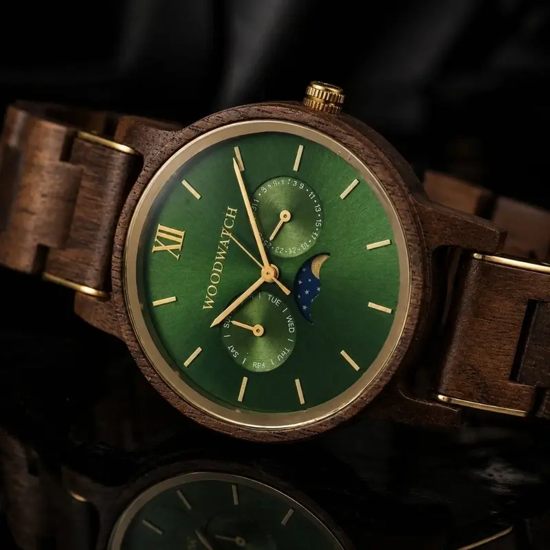 De CLASSIC Collectie vernieuwt de esthetiek van een WoodWatch op een stijlvolle manier. De dunne behuizing heeft een klassieke uitstraling en kenmerkt zich met een maankalender uurwerk en twee extra subdials met week- en maandaanduiding. De CLASSIC Hunter