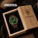 De CLASSIC Collectie vernieuwt de esthetiek van een WoodWatch op een stijlvolle manier. De dunne behuizing heeft een klassieke uitstraling en kenmerkt zich met een maankalender uurwerk en twee extra subdials met week- en maandaanduiding. De CLASSIC Hunter