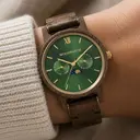 De CLASSIC Collectie vernieuwt de esthetiek van een WoodWatch op een stijlvolle manier. De dunne behuizing heeft een klassieke uitstraling en kenmerkt zich met een maankalender uurwerk en twee extra subdials met week- en maandaanduiding. De CLASSIC Hunter