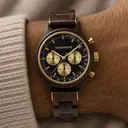 Chrono Black Forest är tillverkad av blyträ och har en double layer svart urtavla med gyllene inslag.