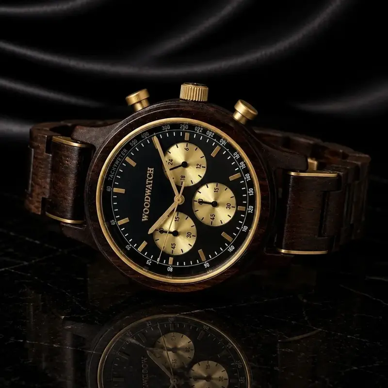 Chrono Black Forest är tillverkad av blyträ och har en double layer svart urtavla med gyllene inslag.