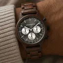 Chrono Slate är tillverkad av acaiaträ och har en double layer djupgrå urtavla med silverinslag.