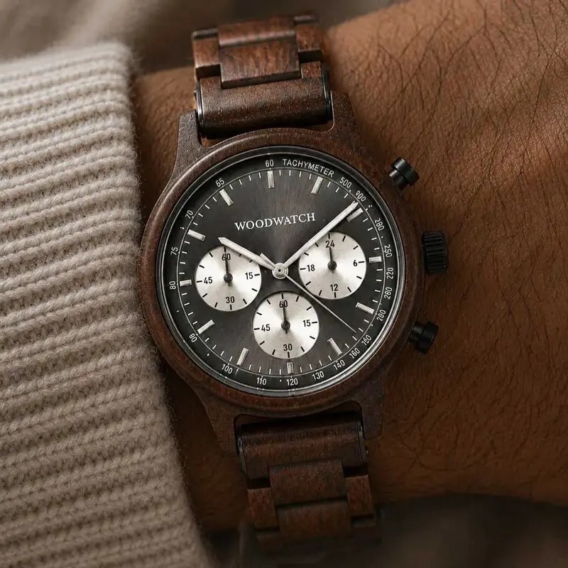 Chrono Slate är tillverkad av acaiaträ och har en double layer djupgrå urtavla med silverinslag.