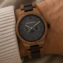Cette montre premium inclut l’affichage des phases lunaires, et combine un nouveau type de bois avec de luxueux cadrans et des plaques arrière en acier inoxydable. Au coeur du boitier se trouvent deux nouveaux sous cadrans multifonctions affichant la sema