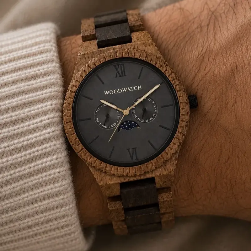 Cette montre premium inclut l’affichage des phases lunaires, et combine un nouveau type de bois avec de luxueux cadrans et des plaques arrière en acier inoxydable. Au coeur du boitier se trouvent deux nouveaux sous cadrans multifonctions affichant la sema