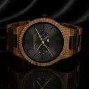 Cette montre premium inclut l’affichage des phases lunaires, et combine un nouveau type de bois avec de luxueux cadrans et des plaques arrière en acier inoxydable. Au coeur du boitier se trouvent deux nouveaux sous cadrans multifonctions affichant la sema