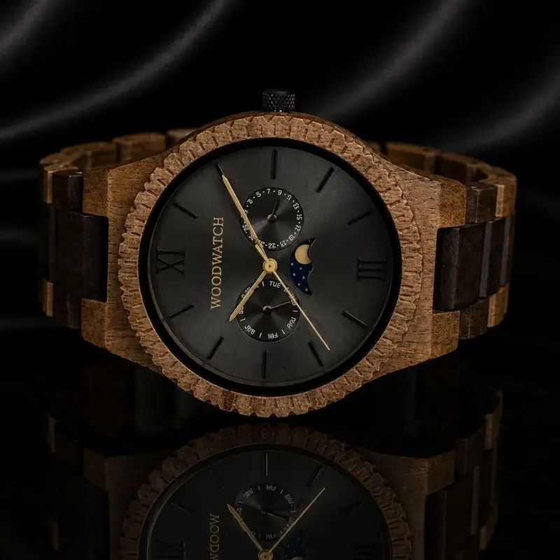 Cette montre premium inclut l’affichage des phases lunaires, et combine un nouveau type de bois avec de luxueux cadrans et des plaques arrière en acier inoxydable. Au coeur du boitier se trouvent deux nouveaux sous cadrans multifonctions affichant la sema