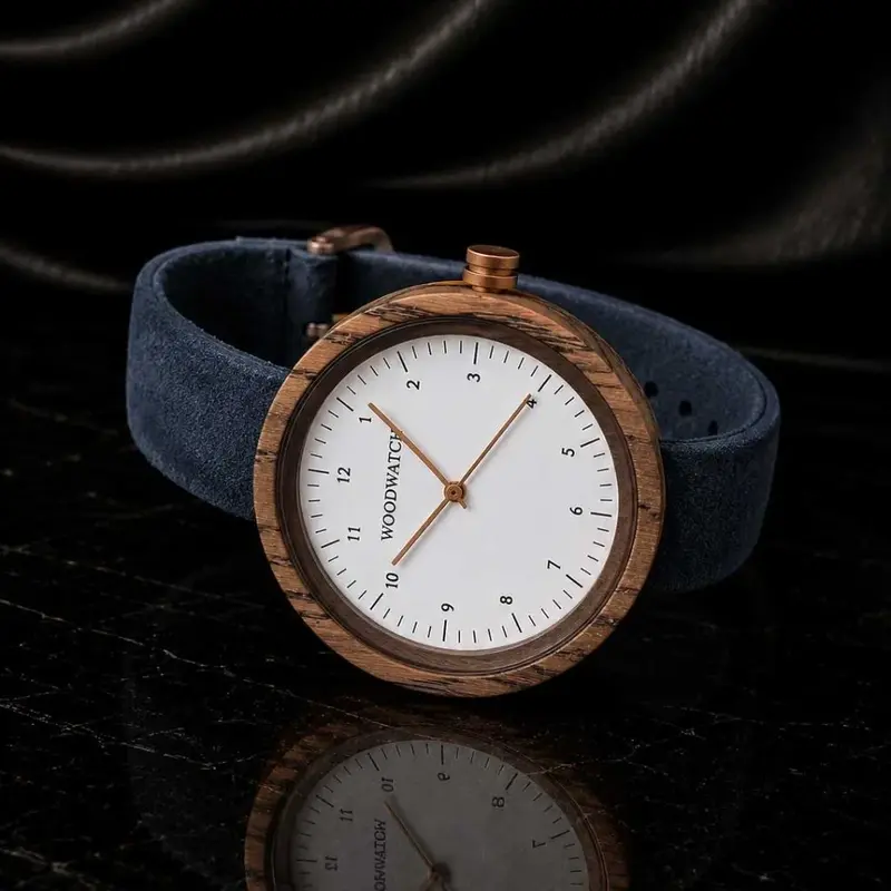 Inspirado en el minimalismo nórdico contemporáneo. El NORDIC Oslo Navy presenta una caja de madera de cebra blanca de 36 milímetros de diámetro con esfera blanca y detalles en oro rosa. Hecho a mano. De madera de orígen sostenible combinada con una correa