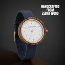 Inspirado en el minimalismo nórdico contemporáneo. El NORDIC Oslo Navy presenta una caja de madera de cebra blanca de 36 milímetros de diámetro con esfera blanca y detalles en oro rosa. Hecho a mano. De madera de orígen sostenible combinada con una correa