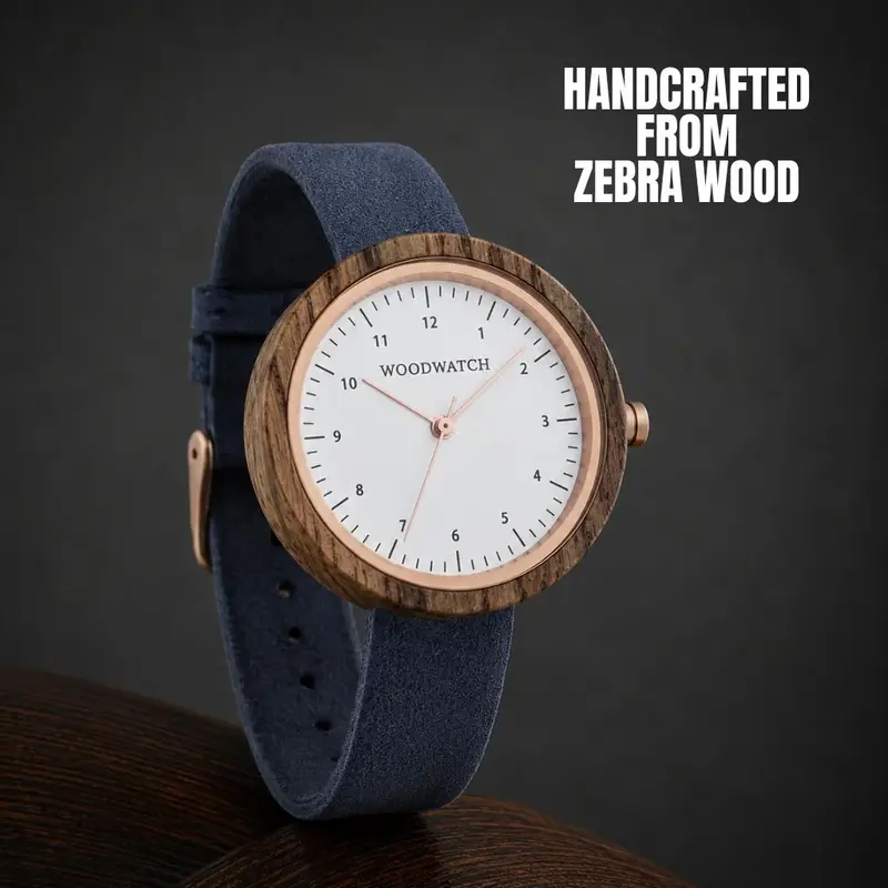 Inspirado en el minimalismo nórdico contemporáneo. El NORDIC Oslo Navy presenta una caja de madera de cebra blanca de 36 milímetros de diámetro con esfera blanca y detalles en oro rosa. Hecho a mano. De madera de orígen sostenible combinada con una correa