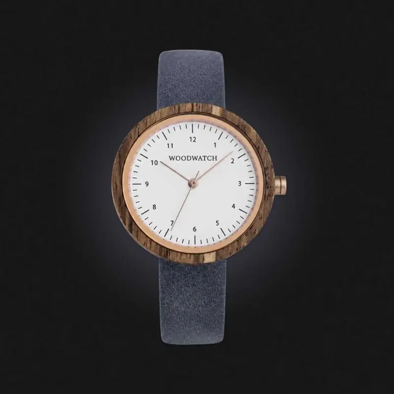 Inspirado en el minimalismo nórdico contemporáneo. El NORDIC Oslo Navy presenta una caja de madera de cebra blanca de 36 milímetros de diámetro con esfera blanca y detalles en oro rosa. Hecho a mano. De madera de orígen sostenible combinada con una correa