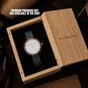 Inspirado en el minimalismo nórdico contemporáneo. El NORDIC Oslo Navy presenta una caja de madera de cebra blanca de 36 milímetros de diámetro con esfera blanca y detalles en oro rosa. Hecho a mano. De madera de orígen sostenible combinada con una correa