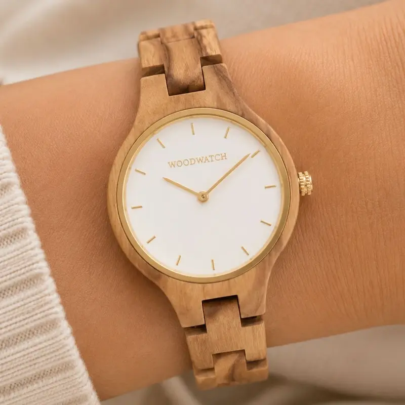 La colección AURORA transpira el aire fresco de la naturaleza escandinava y los espectaculares cielos. Este liviano reloj está hecho de Madera de Olivo Europeo, y va acompañado de una ligera esfera de acero inoxidable con un toque dorado y detalles en dor