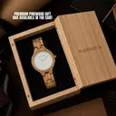 La colección AURORA transpira el aire fresco de la naturaleza escandinava y los espectaculares cielos. Este liviano reloj está hecho de Madera de Olivo Europeo, y va acompañado de una ligera esfera de acero inoxidable con un toque dorado y detalles en dor