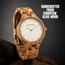 La colección AURORA transpira el aire fresco de la naturaleza escandinava y los espectaculares cielos. Este liviano reloj está hecho de Madera de Olivo Europeo, y va acompañado de una ligera esfera de acero inoxidable con un toque dorado y detalles en dor