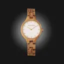 La colección AURORA transpira el aire fresco de la naturaleza escandinava y los espectaculares cielos. Este liviano reloj está hecho de Madera de Olivo Europeo, y va acompañado de una ligera esfera de acero inoxidable con un toque dorado y detalles en dor
