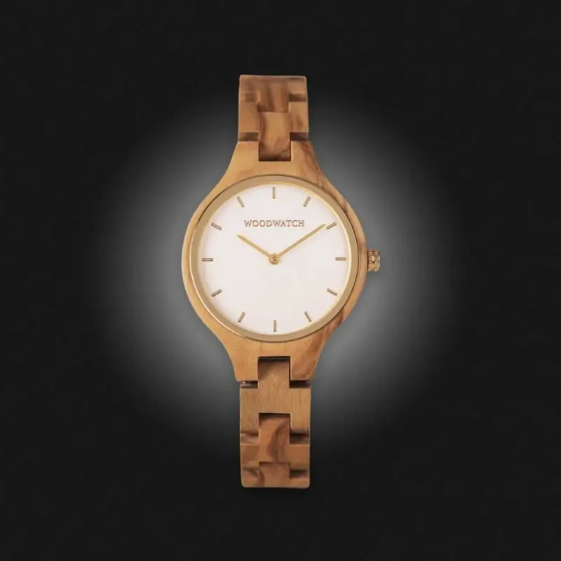 La colección AURORA transpira el aire fresco de la naturaleza escandinava y los espectaculares cielos. Este liviano reloj está hecho de Madera de Olivo Europeo, y va acompañado de una ligera esfera de acero inoxidable con un toque dorado y detalles en dor