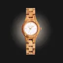Het Blossom horloge uit de FLORA Collectie bestaat uit zacht olijfhout dat met de hand tot een slank ontwerp is vervaardigd. De wijzerplaat is gemaakt van een geborsteld crèmekleurige wijzerplaat van roestvrij staal dat licht glimt in de zon. Ook heeft de