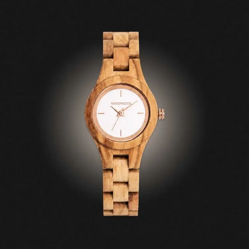 Het Blossom horloge uit de FLORA Collectie bestaat uit zacht olijfhout dat met de hand tot een slank ontwerp is vervaardigd. De wijzerplaat is gemaakt van een geborsteld crèmekleurige wijzerplaat van roestvrij staal dat licht glimt in de zon. Ook heeft de