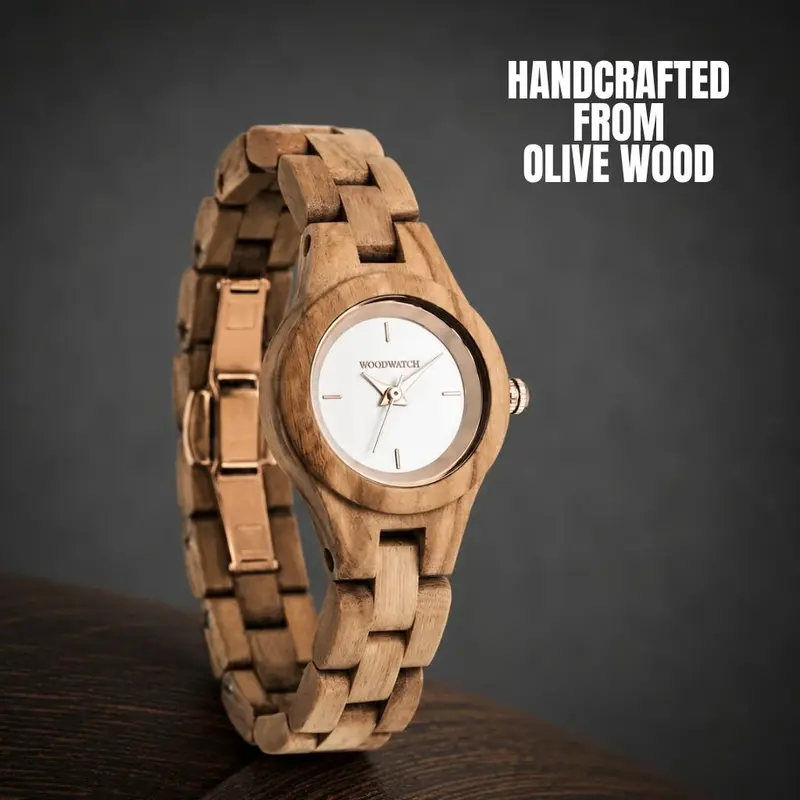 Het Blossom horloge uit de FLORA Collectie bestaat uit zacht olijfhout dat met de hand tot een slank ontwerp is vervaardigd. De wijzerplaat is gemaakt van een geborsteld crèmekleurige wijzerplaat van roestvrij staal dat licht glimt in de zon. Ook heeft de