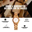 Het Blossom horloge uit de FLORA Collectie bestaat uit zacht olijfhout dat met de hand tot een slank ontwerp is vervaardigd. De wijzerplaat is gemaakt van een geborsteld crèmekleurige wijzerplaat van roestvrij staal dat licht glimt in de zon. Ook heeft de