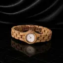 Het Blossom horloge uit de FLORA Collectie bestaat uit zacht olijfhout dat met de hand tot een slank ontwerp is vervaardigd. De wijzerplaat is gemaakt van een geborsteld crèmekleurige wijzerplaat van roestvrij staal dat licht glimt in de zon. Ook heeft de