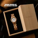 Het Blossom horloge uit de FLORA Collectie bestaat uit zacht olijfhout dat met de hand tot een slank ontwerp is vervaardigd. De wijzerplaat is gemaakt van een geborsteld crèmekleurige wijzerplaat van roestvrij staal dat licht glimt in de zon. Ook heeft de