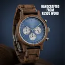 Die Chrono Mariner Kosso ist aus Kosso-Holz gefertigt und verfügt über ein doppelschichtiges, blaues Zifferblatt mit silbernen Details.
