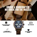 Die Chrono Mariner Kosso ist aus Kosso-Holz gefertigt und verfügt über ein doppelschichtiges, blaues Zifferblatt mit silbernen Details.
