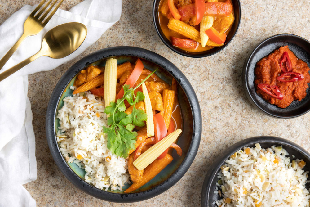 Rode curry met kip, paprika en met Tramin Nussbaumer Gewürztraminer