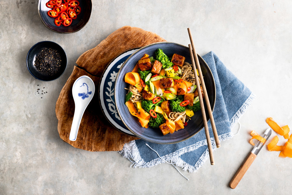 Boekweitnoedels met tempeh, bimi en wortellinten en Tramin Pinot Grigio