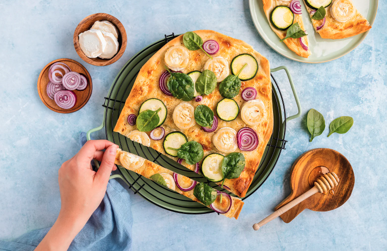 Flammkuchen met geitenkaas en spinazie en met Pierpaolo Pecorari Sauvignon Blanc