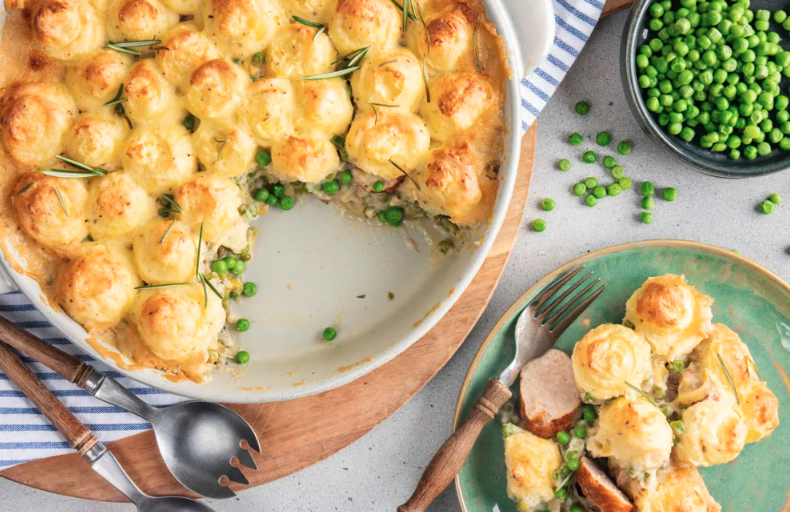 Ovenschotel met saucijzen, erwtjes, prei en Esporao Reserva Branco