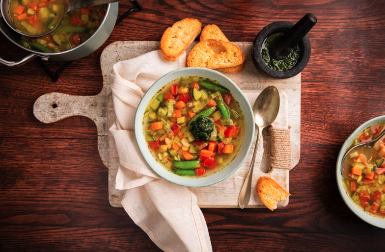 Soupe au pistou met kaascrostini en Voché Blanco Fermentado En Barrica